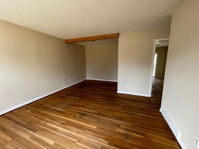 Foto del edificio - Renovated 3 Bedroom 1 Bath Home with 1 Car...