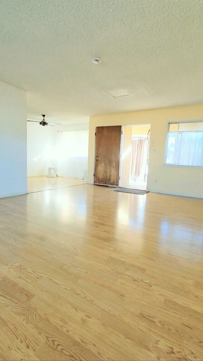 Foto del edificio - 2239 N Frederic St