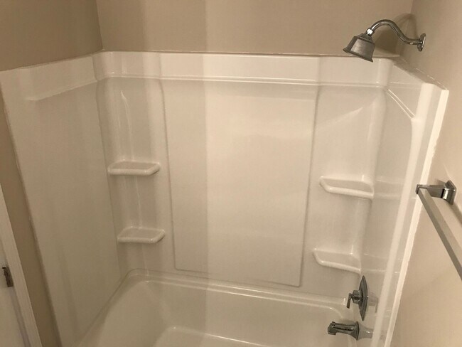 Foto del edificio - 3 bed 2 full bath home located on the east...