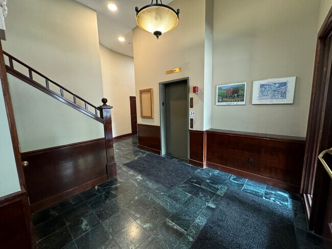 Foto del edificio - TWO BEDROOM CONDO in the hear of Downtown ...