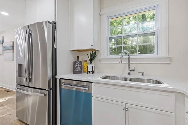 Photo - Room in House on Bay Leaf Dr SE