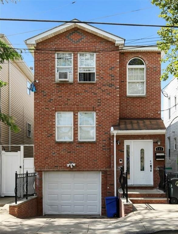 Primary Photo - 123 Van Horne St