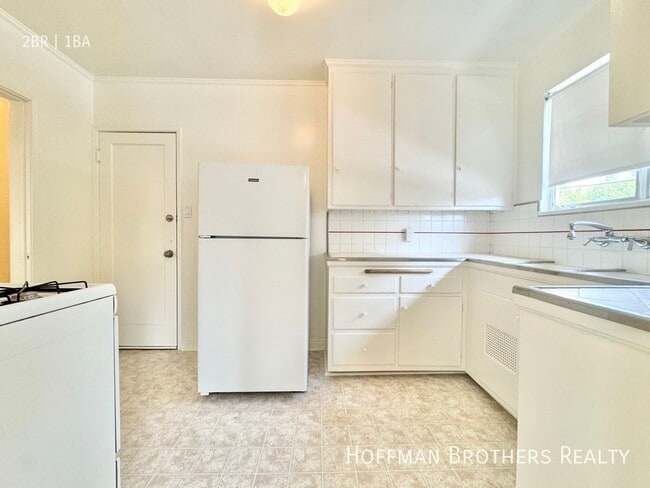 Building Photo - 120 Flores St