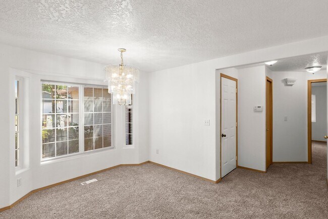 Building Photo - 4BD/2.5Ba NE Portland Home with Covered Ba...