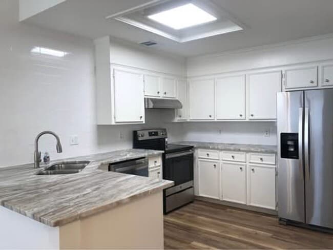 Building Photo - Move In Ready Townhome