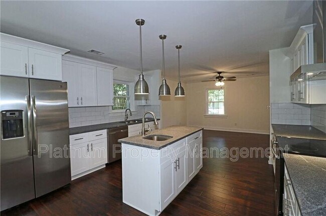 Foto del edificio - 544 Erin Ave SW