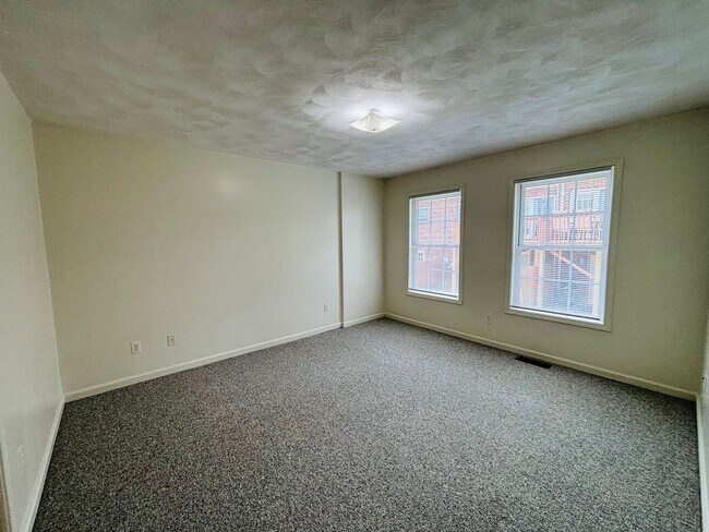 Foto del edificio - 725 E Main St