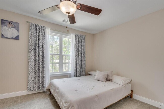 Foto del edificio - LIKE-NEW ALL BRICK HOME on almost 3 ACRES ...