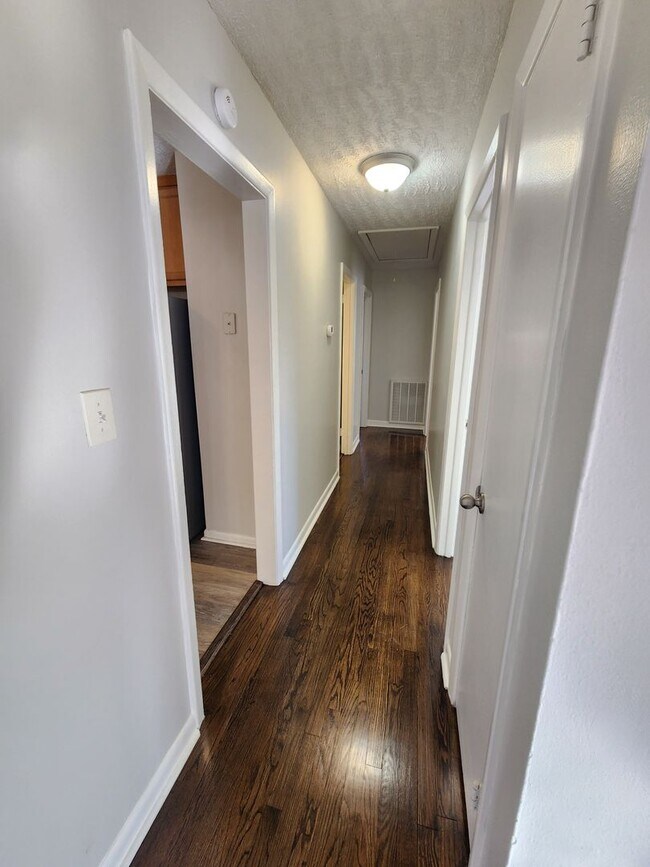 Building Photo - Cute home for rent