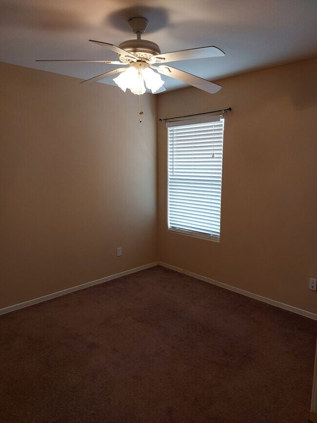 Building Photo - Beautiful 3 Bedroom Home in Legends West