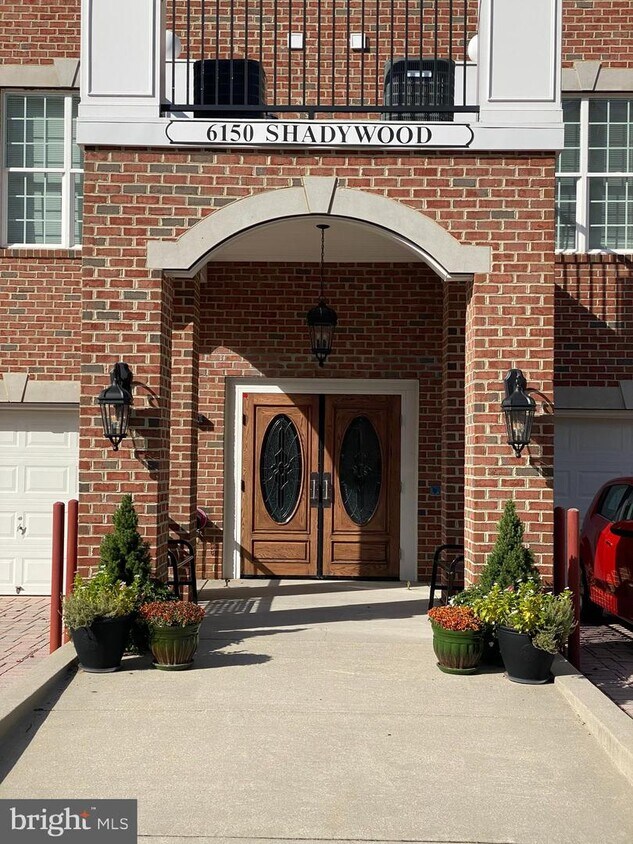 Primary Photo - 6150 Shadywood Rd