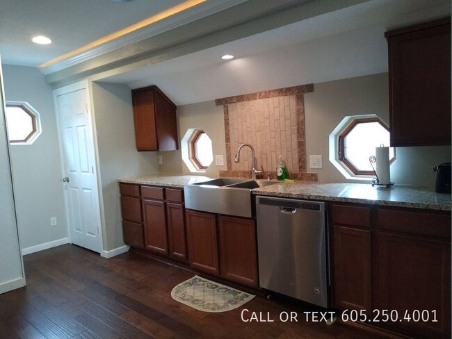 Building Photo - Amazing 4 Bed 2 Bath House Near Downtown S...