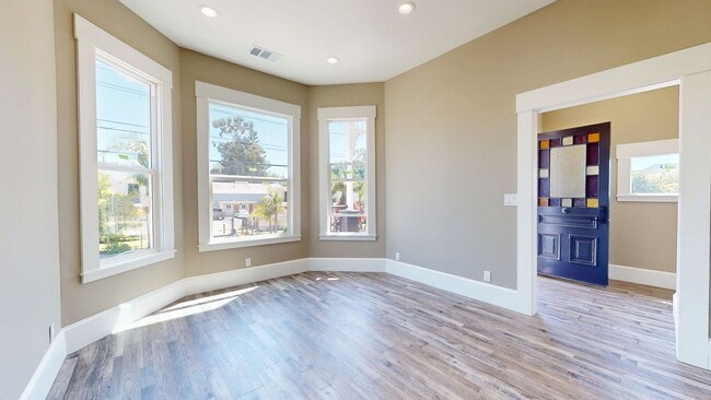 Foto del edificio - Stunning 2 Bedroom Upstairs Unit In Oaklan...