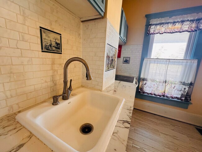 Foto del edificio - 503 S Broadway St