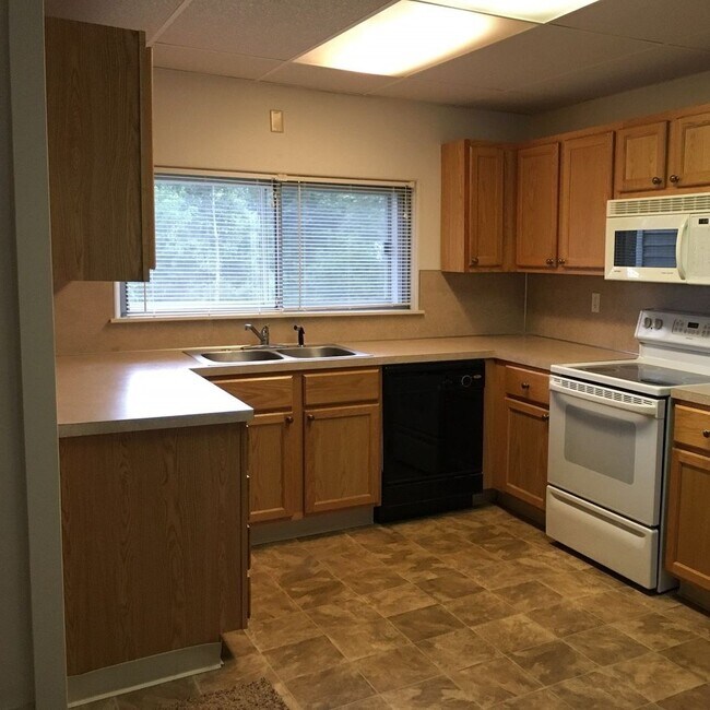 Foto del edificio - 714 4 Mile Rd NW