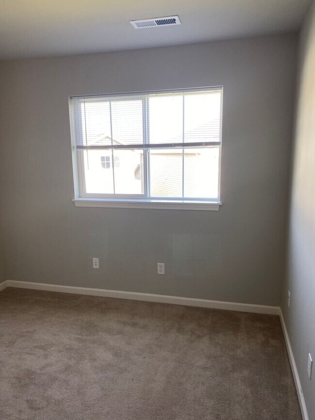 Foto del edificio - Spacious End Unit Condo