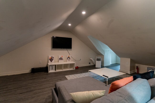 Building Photo - 210 Wilson St