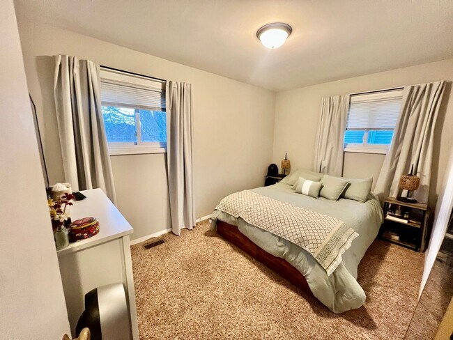 Foto del edificio - 3-Bedroom Home in Normal with Detached Garage & Large Backyard