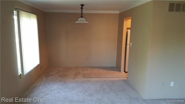 Building Photo - 676 E Fox Hills Dr