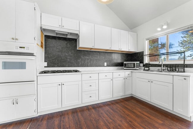 Building Photo - 405 - BEAVER DUPLEX