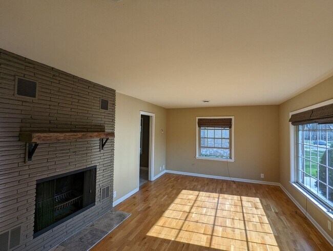 Building Photo - COMING SOON! Stunning 3 Bedroom Single Fam...