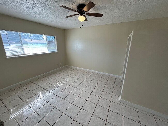 Foto del edificio - AVAILABLE NOW! 4 Bedroom / 2 Bath Home Nea...