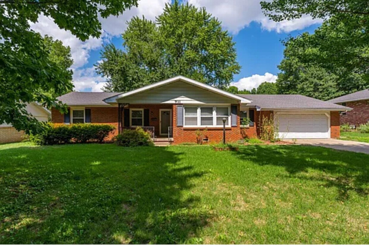 Foto principal - Large 4 Bedroom 3 Bath Home Available 7/15...