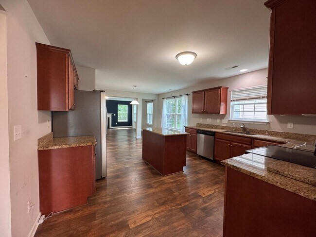 Building Photo - 5BR 3BA Home with Screened Porch
