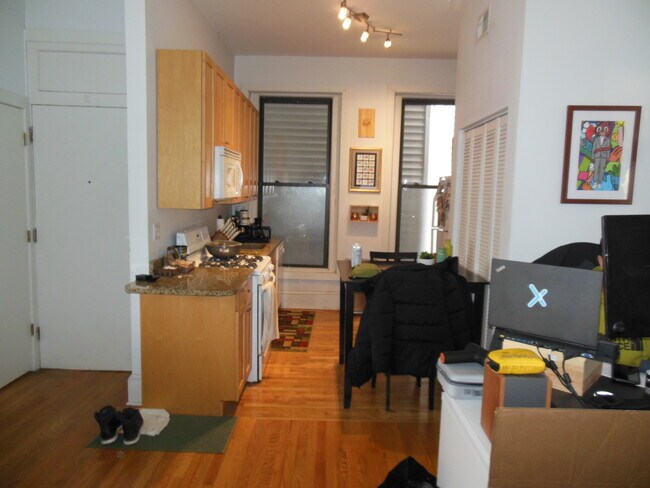 Building Photo - 165 W North Ave