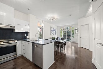 Building Photo - 2284 Rue Victoria