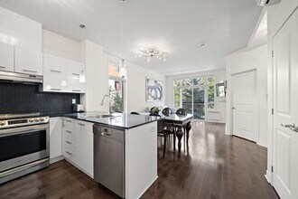 Building Photo - 2284 Rue Victoria