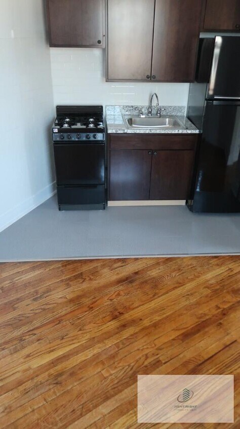 Foto principal - 5037 W Montrose Ave