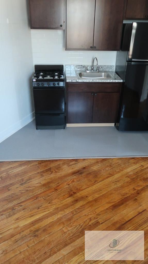 Building Photo - 5037 W Montrose Ave