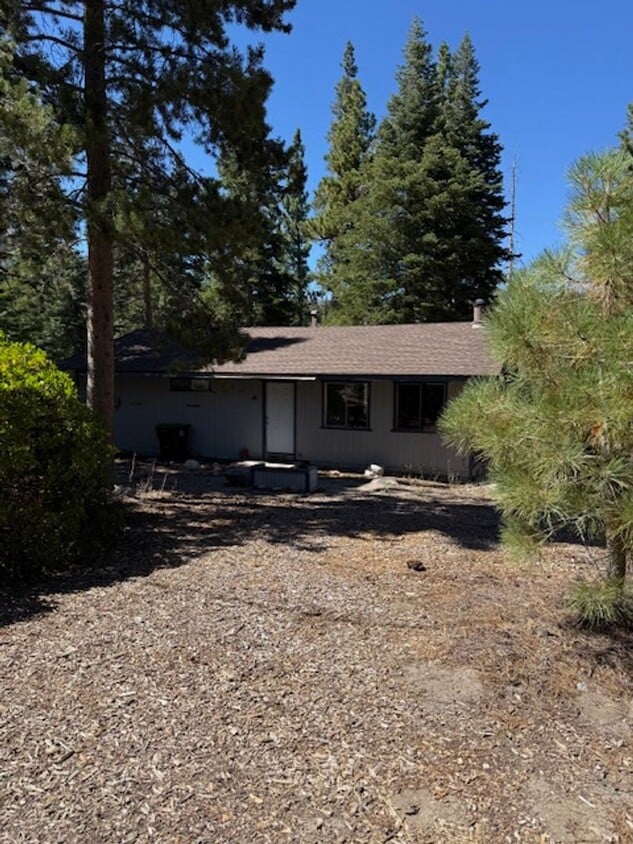 Building Photo - 2 Bedroom 1 Bath cabin in North Upper Truckee