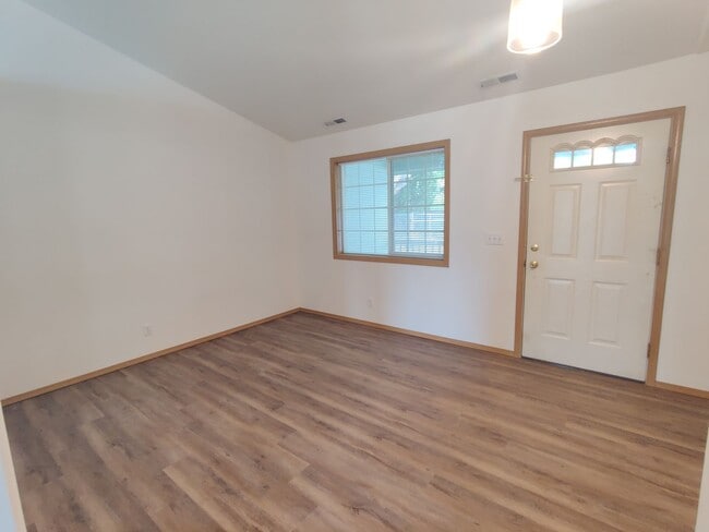 Building Photo - Great South Kennewick location close to fr...
