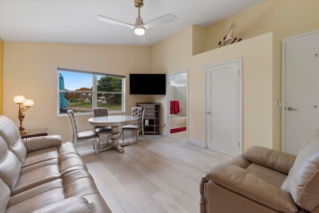 Foto del edificio - 8600 Floralwood Dr