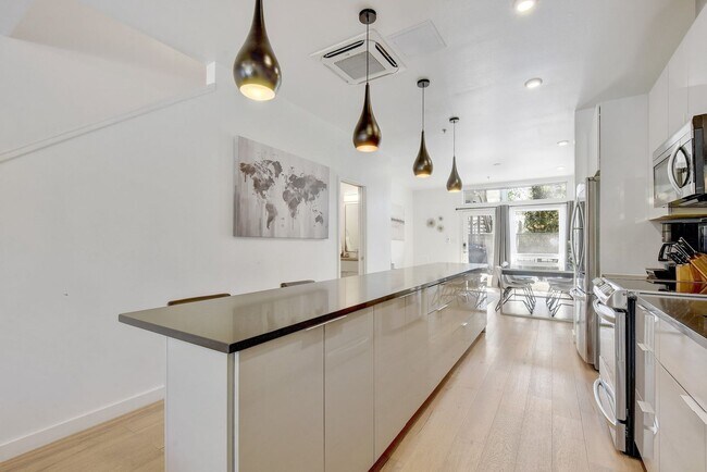 Building Photo - Luxurious Contemporary Condo in the Heart ...