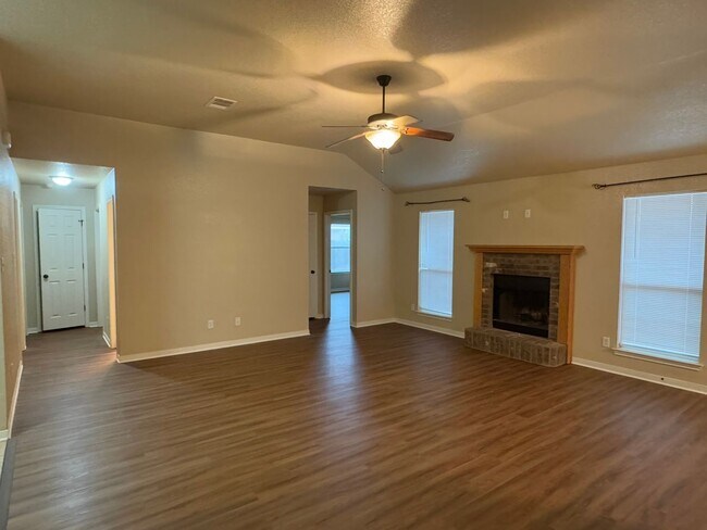 Foto del edificio - Modern 4-bedroom 2-bathroom home!  HOUSING...