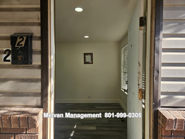 Building Photo - Roy Duplex