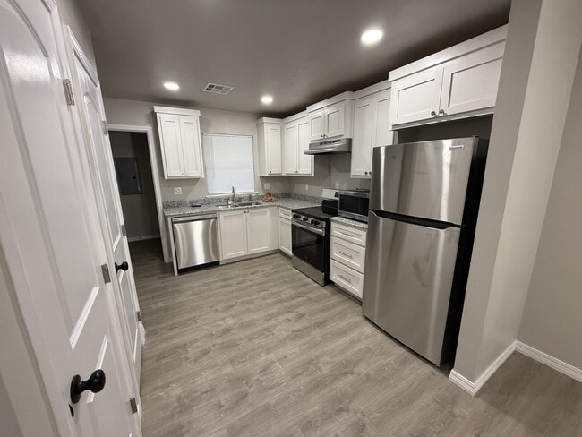 Foto del edificio - 220 N Johnston Ave