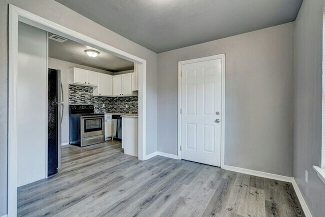 Foto del edificio - Prime Location! 2BR/1BA Home Minutes from ...