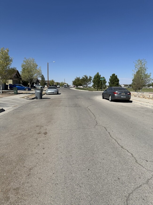 Building Photo - "Charming 3-Bedroom Oasis with 2 Full Bath...