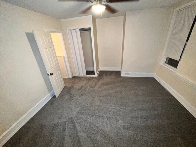 Foto del edificio - Renovated Three Bedroom Row Home with Spac...