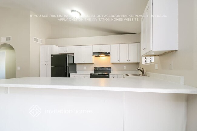 Building Photo - 8010 W Sierra Vista Dr
