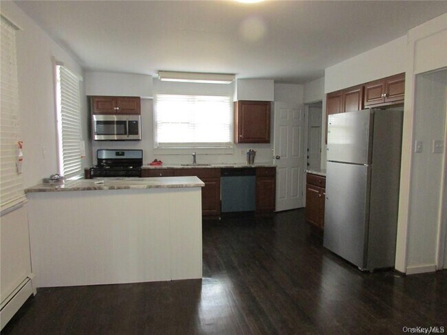 Foto del edificio - 225 Colden Hill Rd