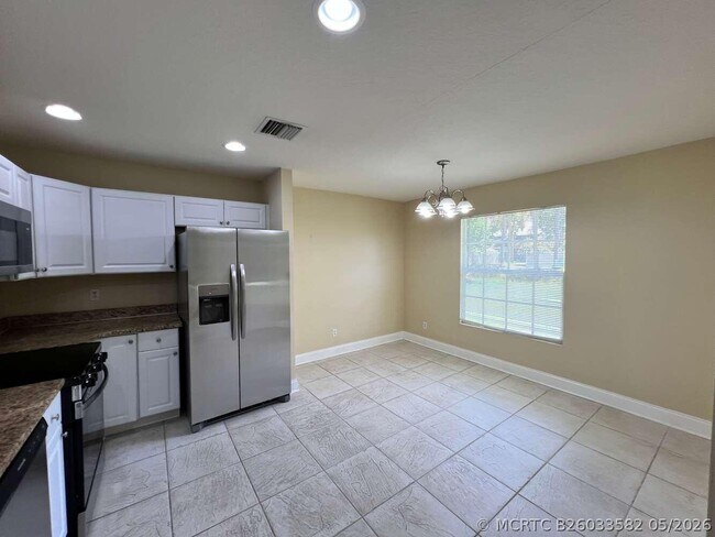 Building Photo - 1318 SW Bartell Ave