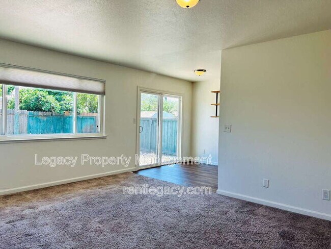 Foto del edificio - 9012 Alderson Ave