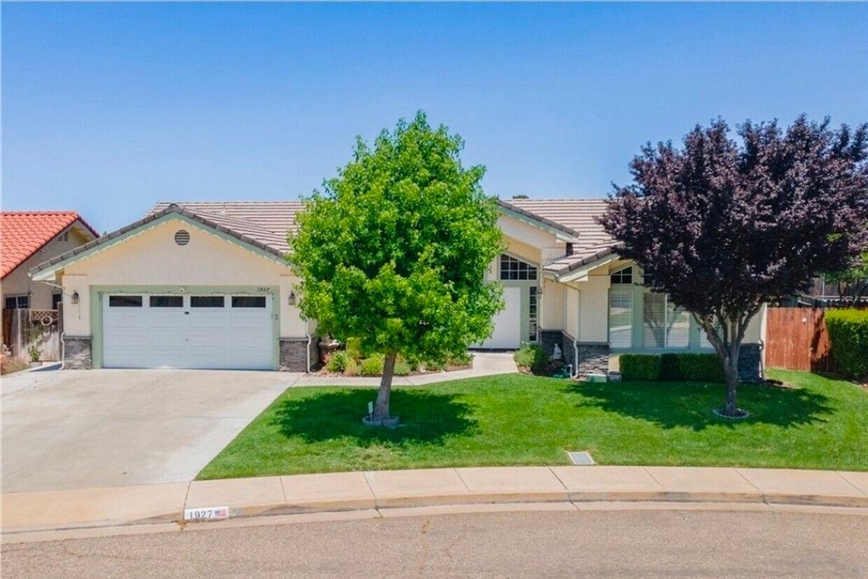 Primary Photo - 3 bedroom 2 Bath home with garage, yard an...