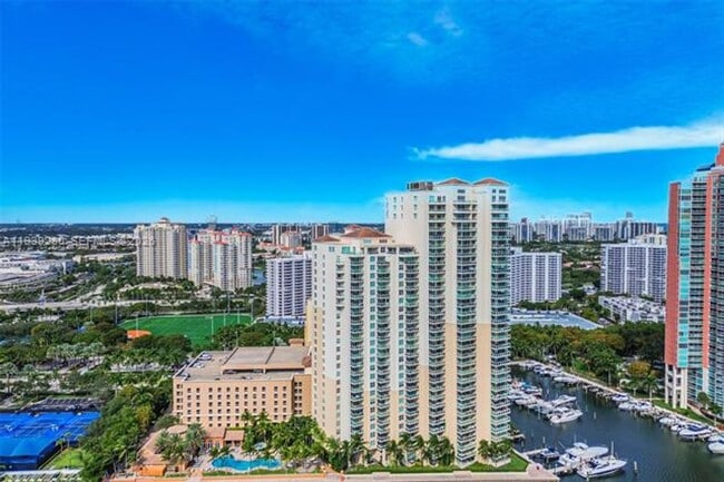 Foto del edificio - 3330 NE 190th St