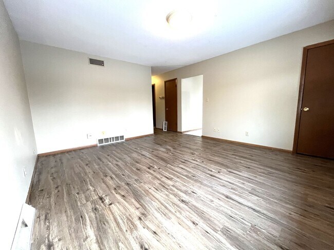 Foto del edificio - 3 Bedroom/1.5 Bath - Single Family Home with GARAGE!